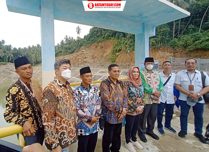 Rombongan Anggota Komisi V dan Bupati Kepulauan Anambas meninjau Embung Air Baku di Desa Nyamuk